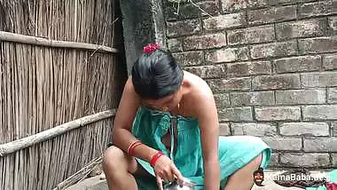 Desi xxx video of Bhabhi sucking a dick while bathing