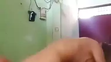 Skinny girl takes a huge dick in an Indian fucking video
