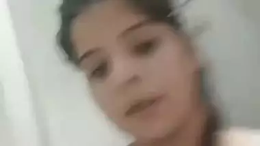 Sexy lady records her nude MMS while fingering