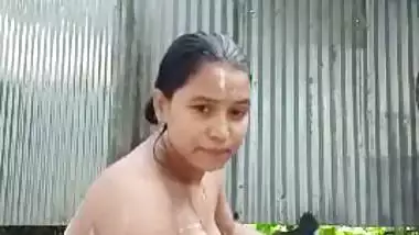 Massive boobs Bengali taking outdoor bath viral MMS