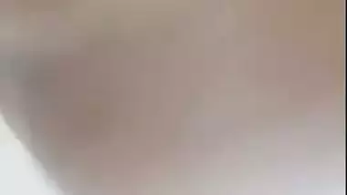 Nude desi lady records her bathroom MMS for her lover
