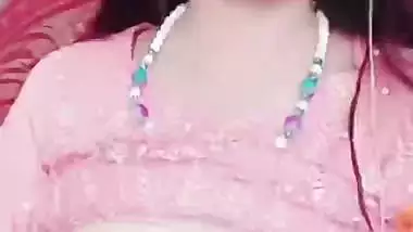 Viral beautiful girl rubbing clit and fingering pussy